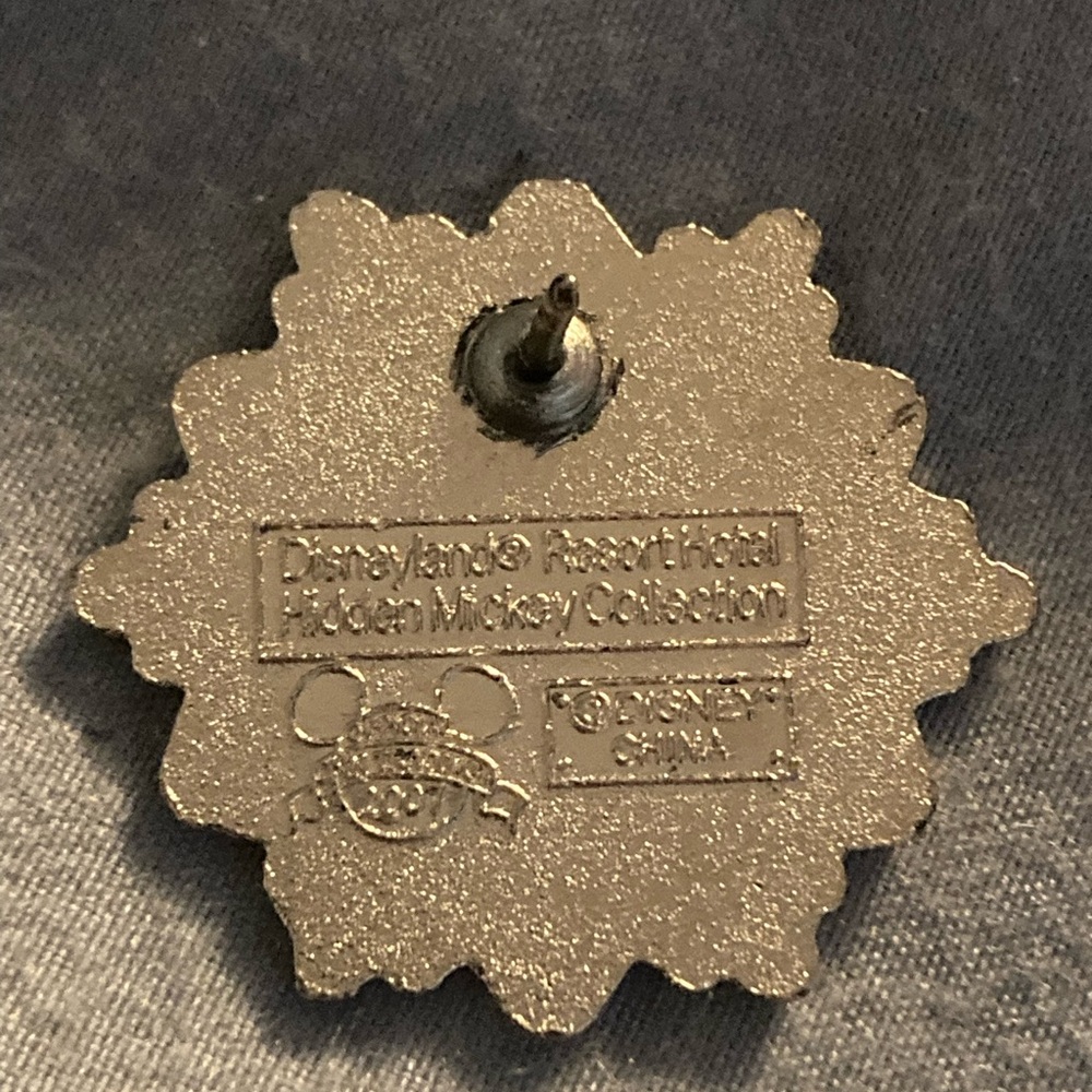 Disney Pluto Snowflake Enamel Pin - Picture 2 of 2